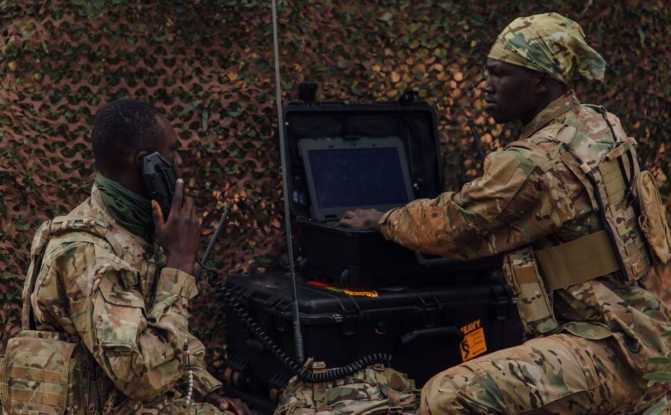 Codan_HF_MIL_6110-Manpack-RIOS_2-Soldiers-Computer_PIS_99767019ec8884a174b65b3bef170abb